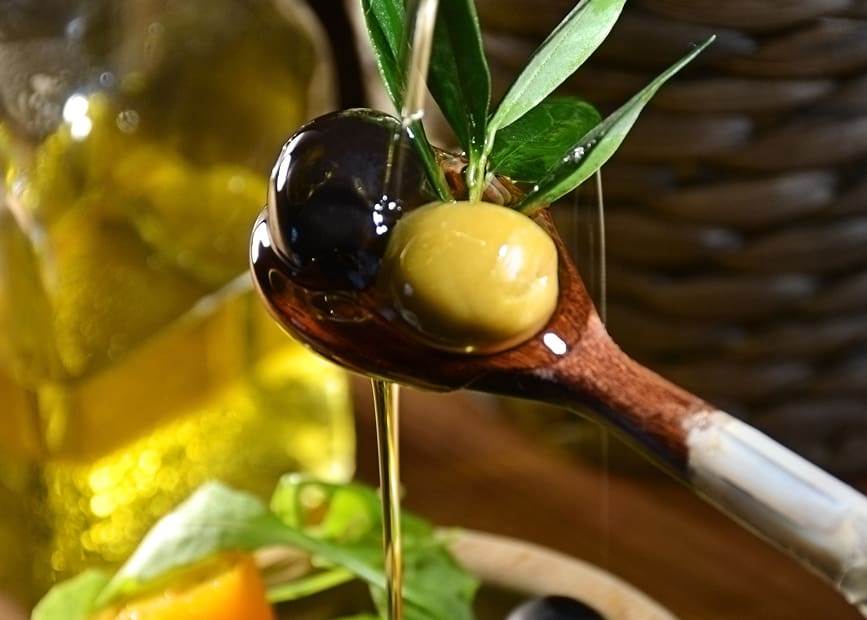 Aceite de oliva virgen extra Cuchara con aceitunas y aceite